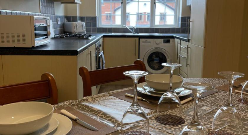 Spacious, Sleeps 14, 3 bathrooms, Central, Parking, Grimsby