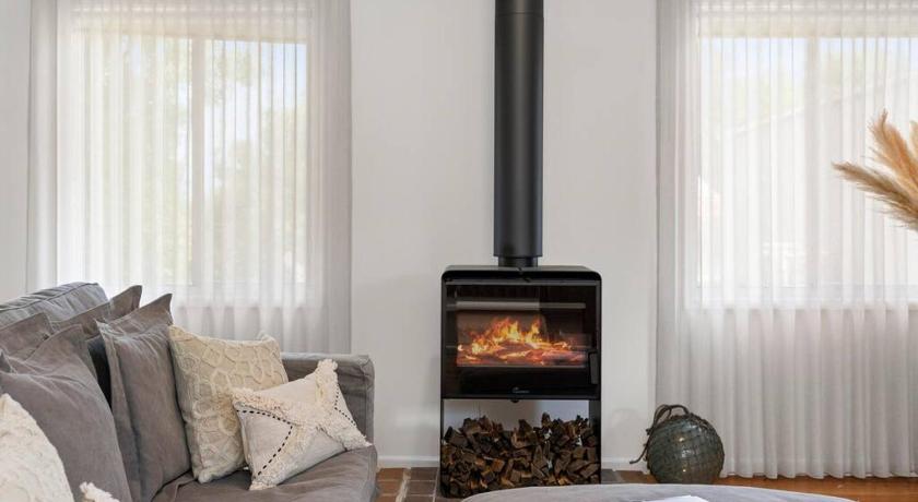The Shack- Walk to beach, sleeping 4, fireplace, pet friendly!