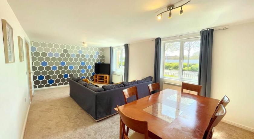 Spacious 3-Bedroom Ground Floor Flat with Free Parking in Central Location
