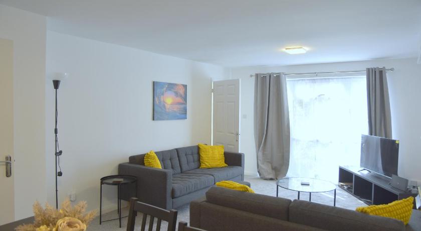 Lindrick Villa- 3BD Bunglow , Free parking- Long stays