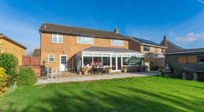 Kennedy Villa - 5 Bedroom House with Hot Tub, WiFi, Free parkings, Close to Bicester Village