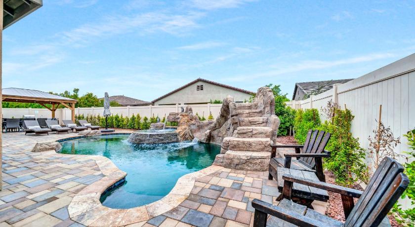 IndioStay with private Pool, Water Slide, Waterfall, Jacuzzi and Fire Pit near Coachella