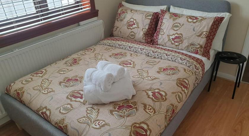London Luxury 6 Bedroom Family House Sleeps 12 people Parking for 4 Cars Close to tube.