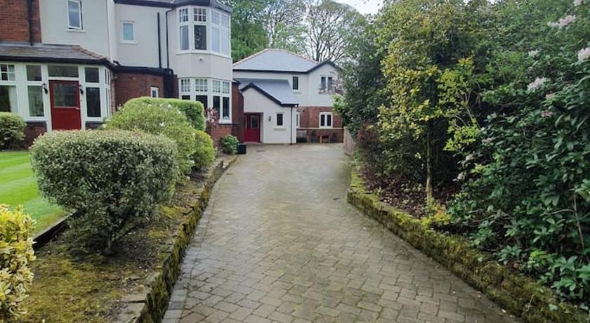 ChurstonBnB, private flat within family home, Bolton