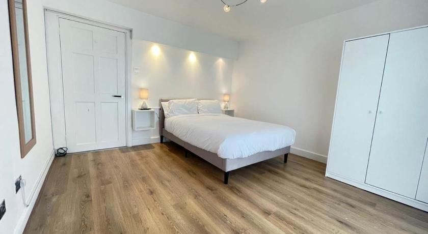 Deluxe spacious Room in Beckton