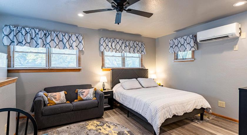 Sea Cave, OBX gem, private studio, couple's nest!