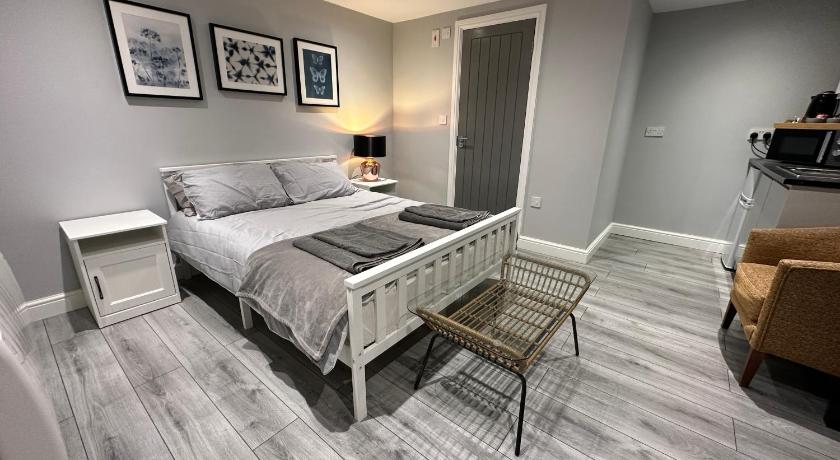 Luxury Detached Studio Apartment - Free Super Fast WiFi - Free Parking - 15 Mins from Luton Airport