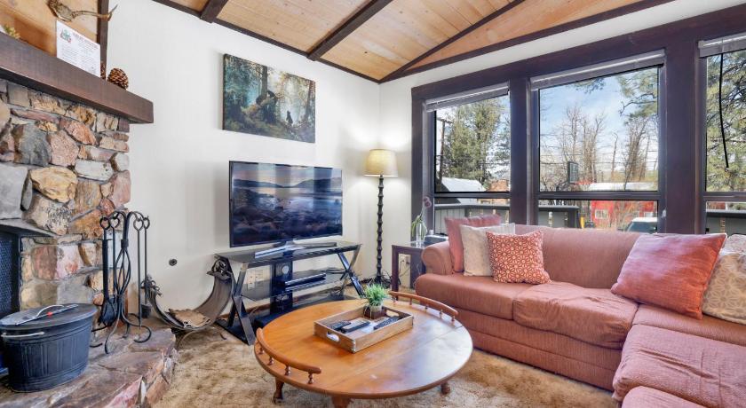 Bearadise Cottage- Hot Tub- Foosball- Central Moonridge Cozy Mountain Chalet