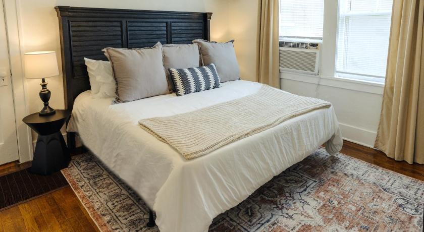 Historic Revival King Bed Midtown Memphis 66 Fast WiFi Free Parking Yes Pets