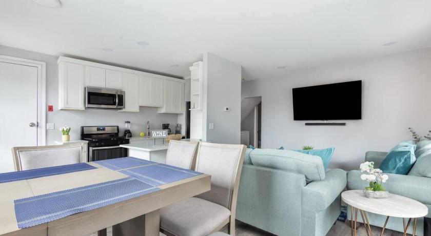 Sleek 1 Bedroom Apartment Plus Balcony 30 Mins to NYC