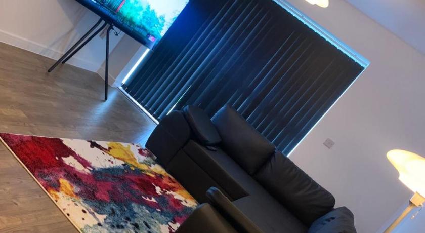 Brand New Posh 1 Bed Lakeside Flat No parties No Events