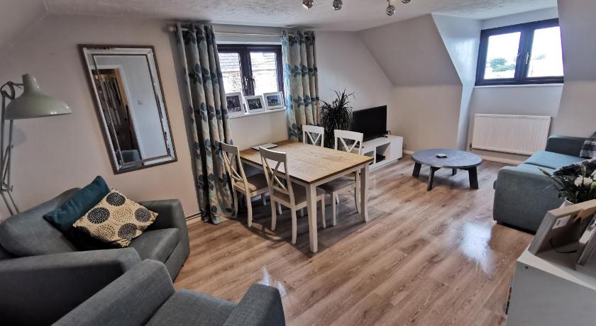 Spacious Family Friendly Apartment- 100m from beach with Seaviews!
