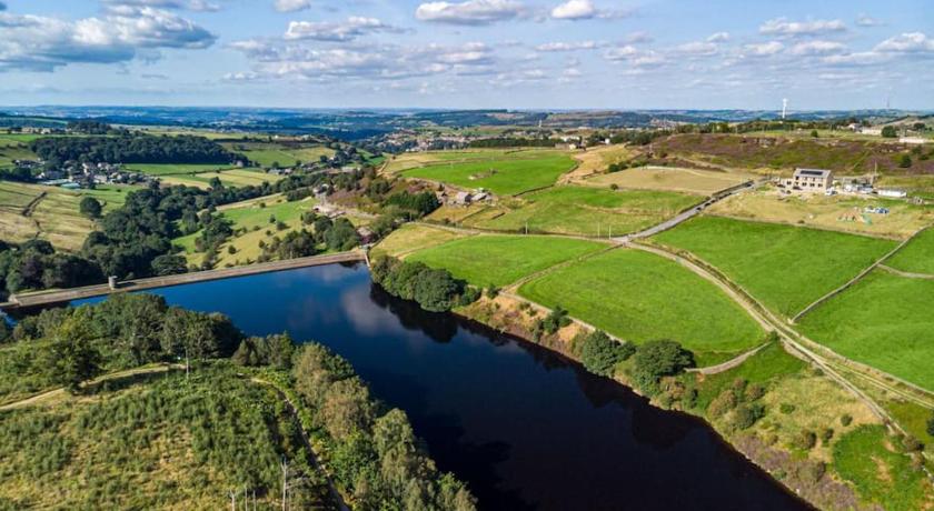 Cozy rural lodge, amazing views close to Holmfirth
