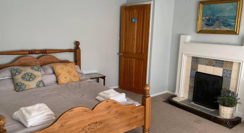 3 Bedroom Cottage Sleeps 5 village location