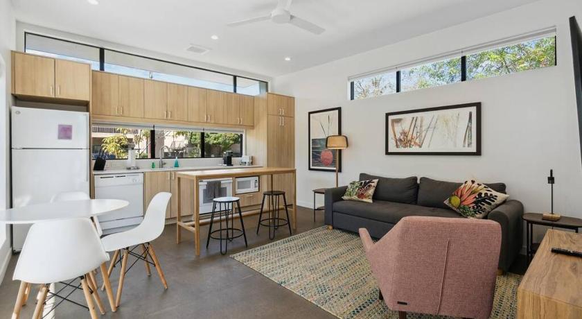 Modern 1-bedroom Apartment - 80 Walkscore!