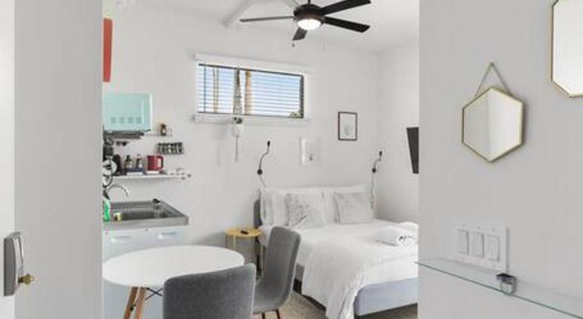 Funky Scottsdale Modern Micro Studio - Walk to OT