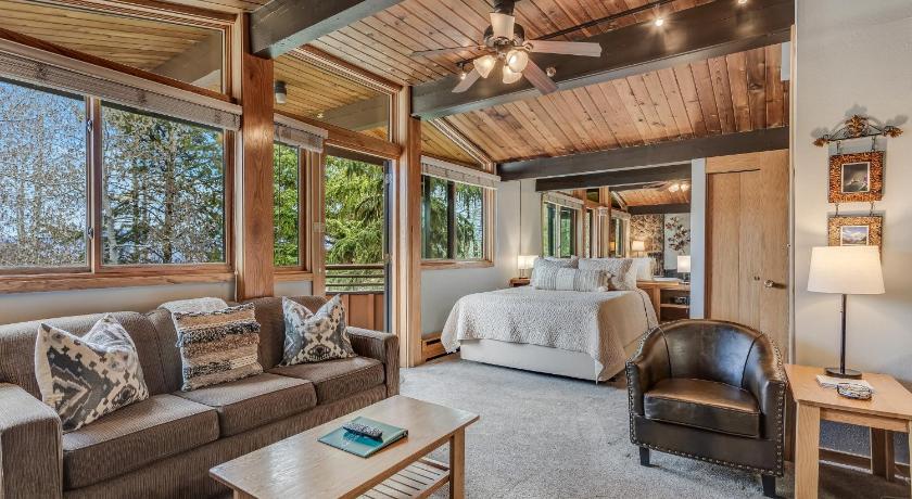 Laurelwood Condominiums 115