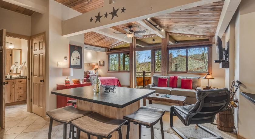 Laurelwood Condominiums 309