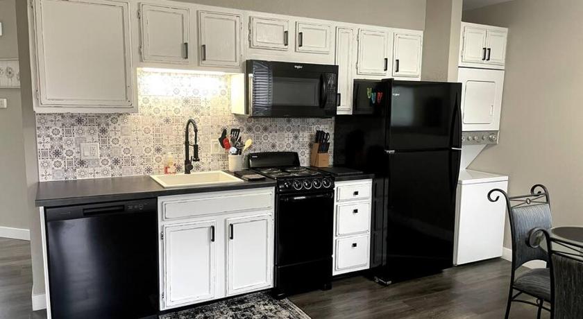 New Remodeled Luxury Condo By The Lake, No Stairs!
