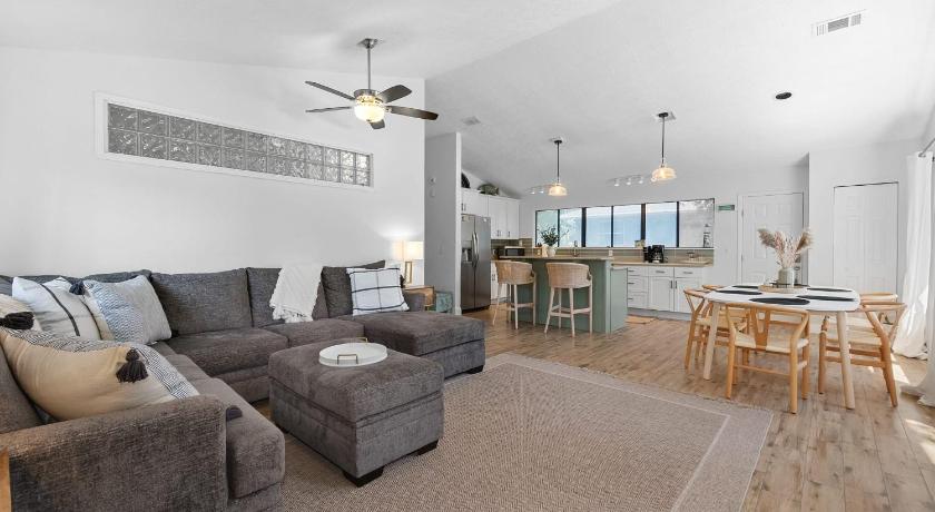 Sandpiper Cottage- Walk to Beach and Pier