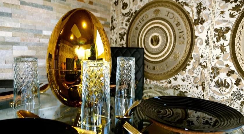 Stunningly Opulent Gold Apartment Near Sheffield FULL SKY TV