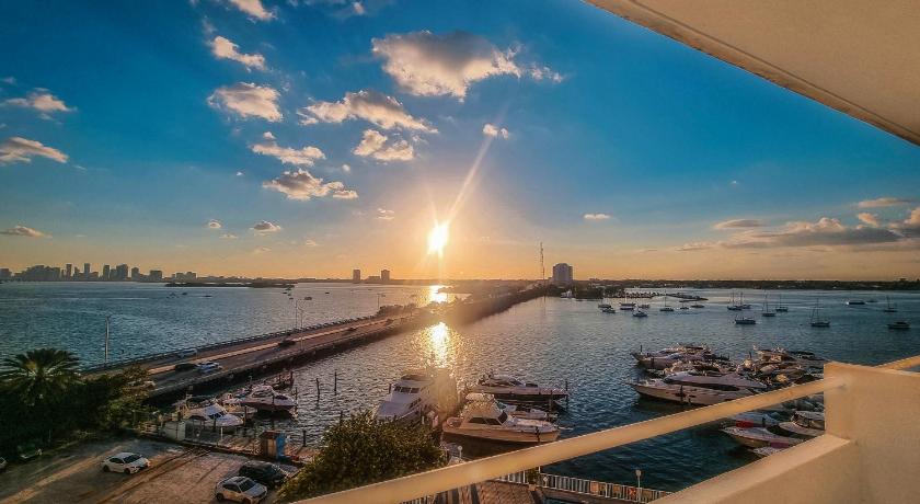 Bayfront Apartment Breathtaking Views- one bedroom w balcony- living room -Free Parking