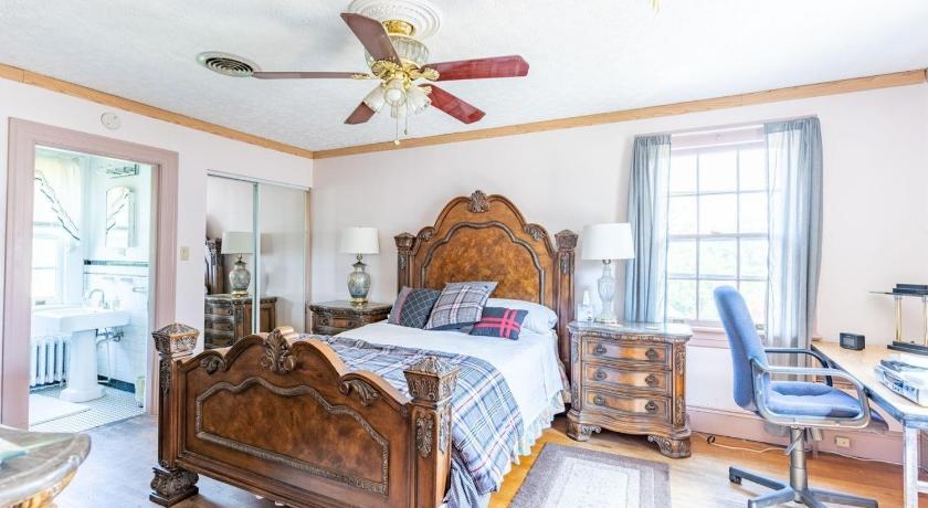 Home Sweet Home Suite #1, near Liberty University, and Lynchburg Hospital, Deluxe Queen Size Bedroom