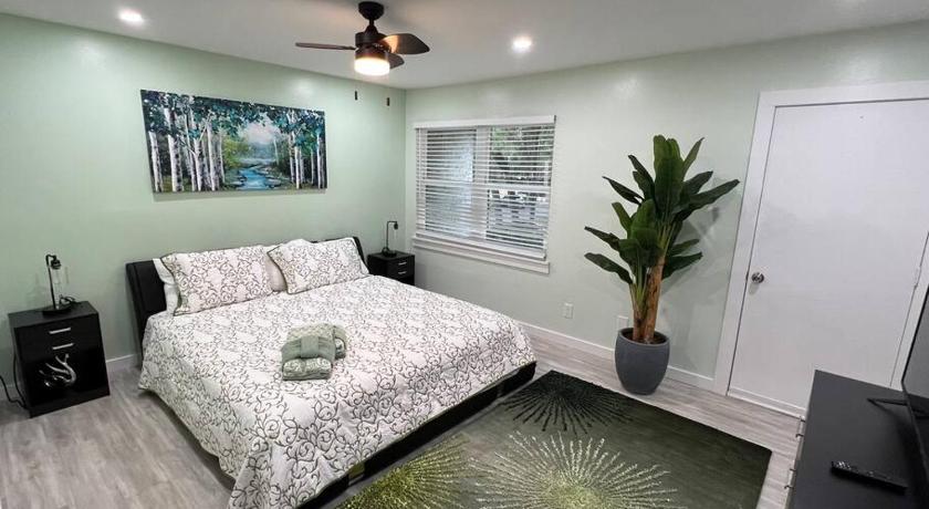 Tranquility in paradise- 2 bedroom villa w/parking