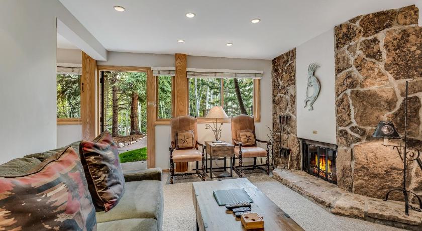 Laurelwood Condominiums 303