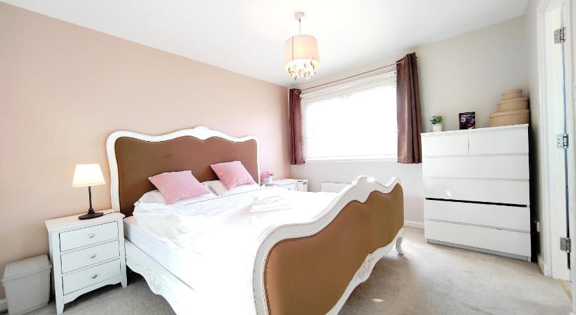 Modern and spacious double&King bedrooms both with private en-suite bathrooms