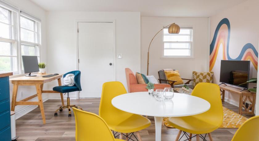 Retro Retreat renovated 2BR, desk, no chore list!