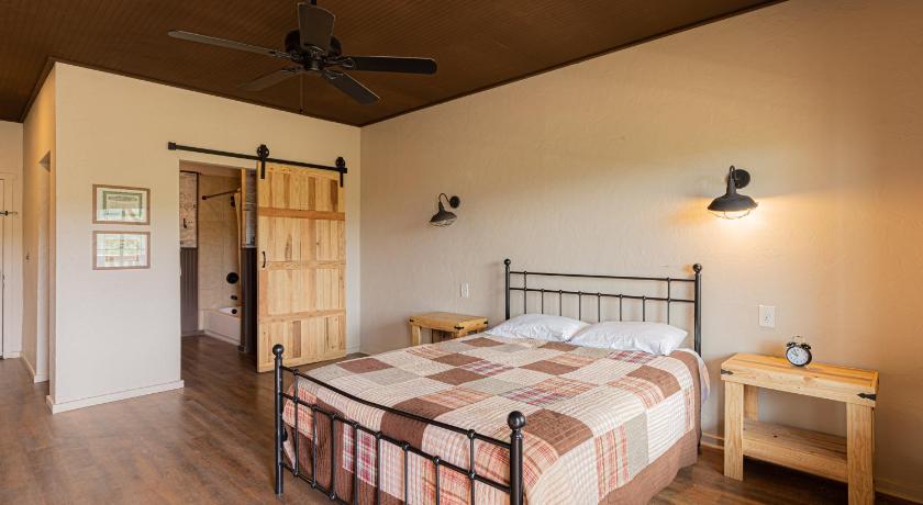 Miners Cabin #2 - King Bed - Accessible Room - Private Balcony