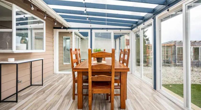 Shiny Rambler House with Spacious Solarium.
