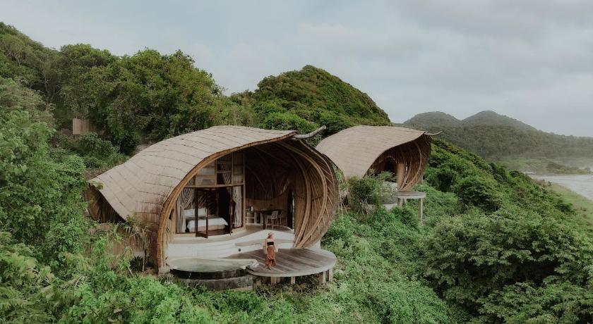 Kini Resort - Oceanfront Bamboo Eco Lodges