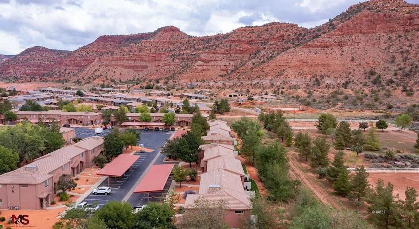 3BR / 2BA Townhome with Pool, Patio, WiFi, Washer/Dryer