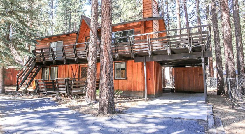 Gallagher's West - Pine surrounded deck and barbecue! Bumper Pool and Wet bar! Darts!