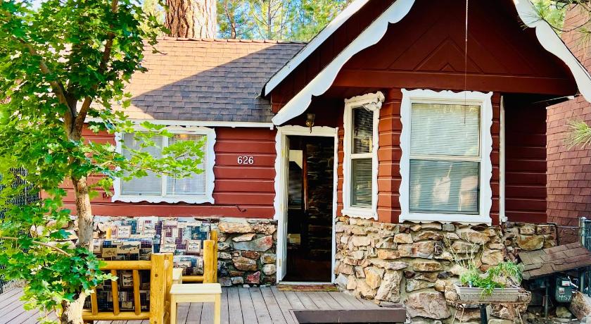 The Vintage Bear Cabin - wonderful, well appointed cabin with a native rock fireplace!
