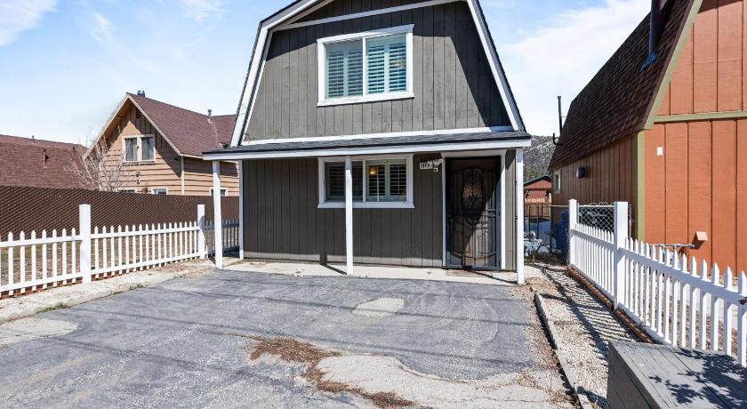 The Rock House - Walk to Big Bear Snow Play! Walk to Oktoberfest! Perfect weekend getaway!