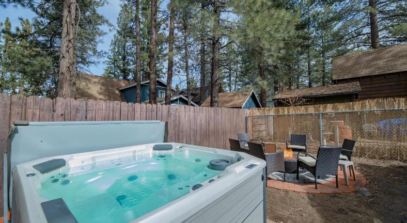 Sherwood Cottage - Charming and cozy cabin that has back deck with a Hot Tub!