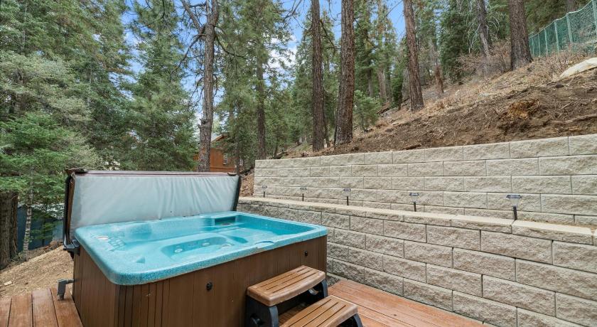 Bear Mountain Summit - A-frame nestled in the oaks and pines!