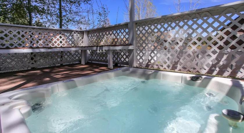 Bear Snugglin - Down the road from Bear Mountain!! Hot Tub!