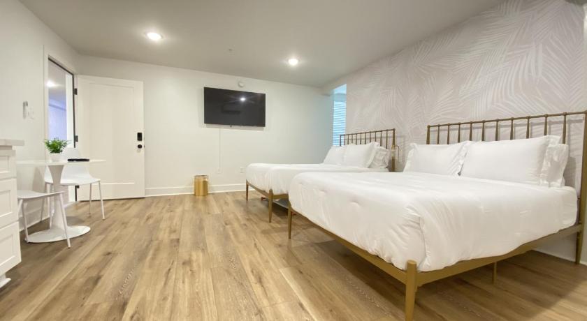 Tropical Springs Studio Apartment Two Queen Beds