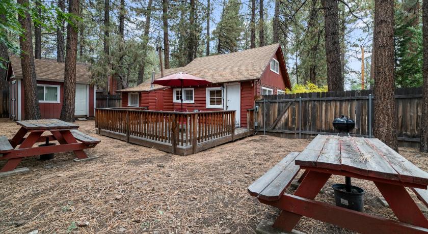 Nicole's Happy Place - Rustic and cozy cabin with a wood burning fireplace!