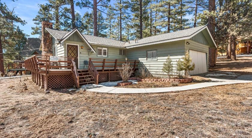 Snowridge - Charming classic cabin with a wood burning fireplace and WiFI!