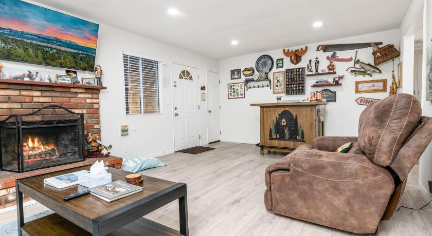 Nunu's Cabin - Beautiful cabin, close to ski resorts and town, Hot Tub and Board Games!