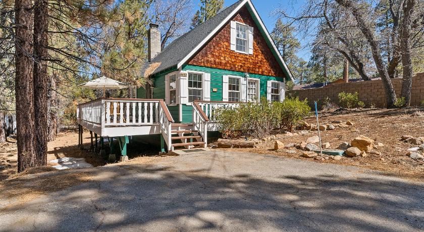 Oak Nesting - Great chalet style cabin at the end of the street with rustic stone gas log fireplace!