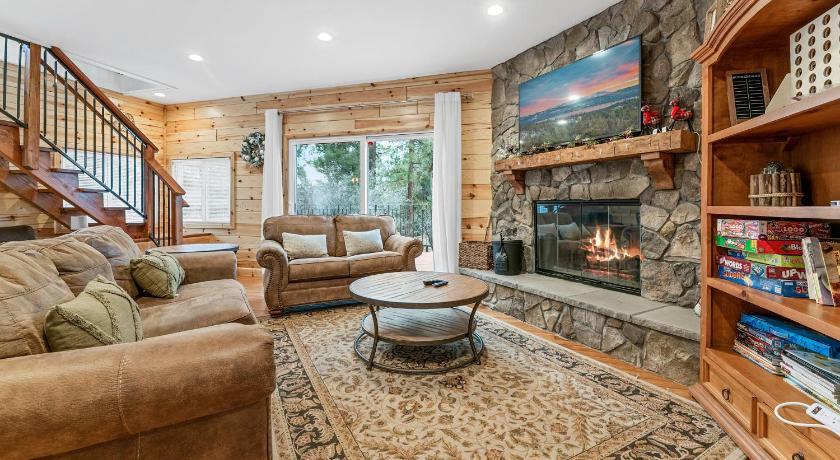 Casa Luna- Beautiful Maltby style home, just a short drive from Big Bear's attractions!