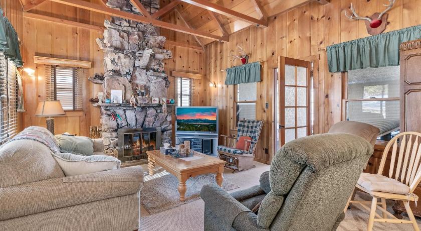 Chalet Des Ours -Comfortable and spacious home with WIFI! Close to everything!