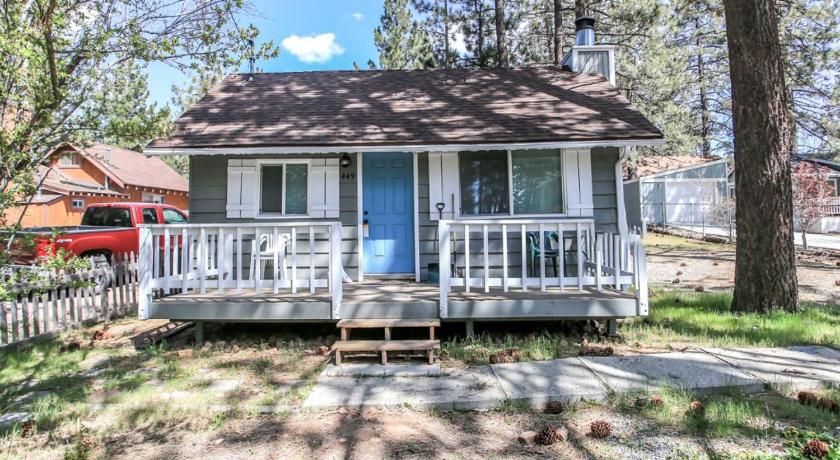 Knotty Knight- Walking distance to the lake as well as the Village!