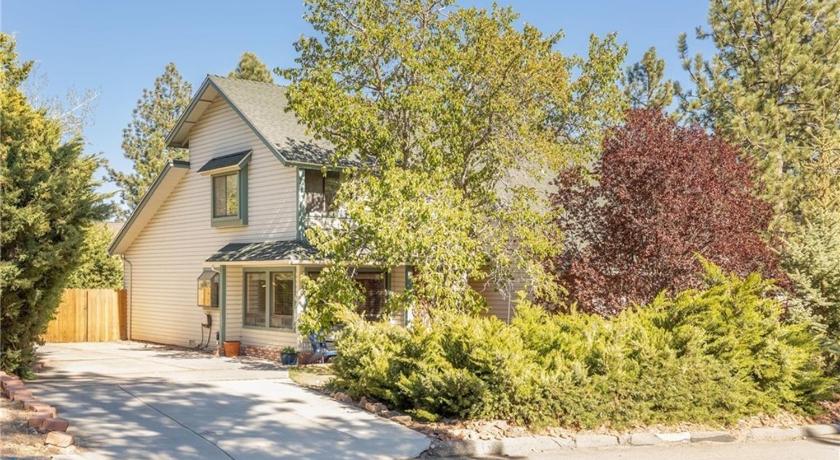 Mount Bearadise - Located in a beautiful quiet area of Big Bear City! Pool Table and Arcade Games!